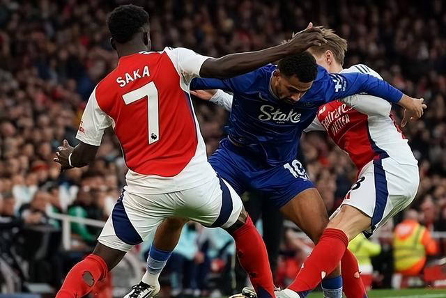 关键球打成后教练激动怒吼（关键球命中，主帅激动怒吼）