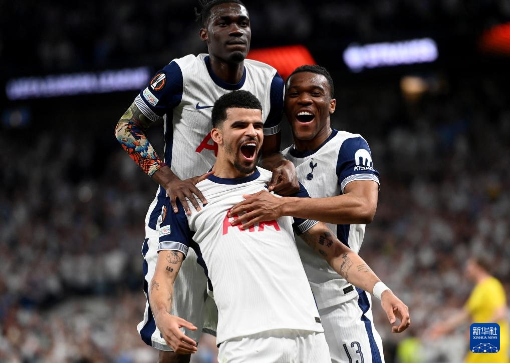 世界杯官方发布直通队伍集结海报：42个国家，同一个梦想（世界杯官宣直通队集结海报：42国同心逐梦）