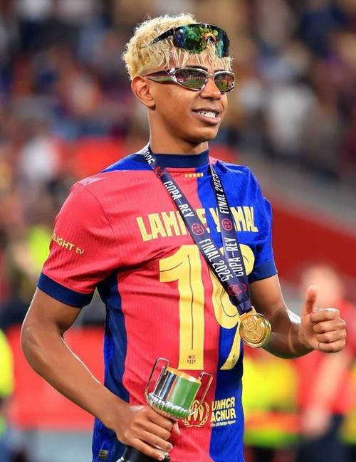 阿斯：皇马对贝林被肘后裁判未看回放感到愤怒，认为标准不一（阿斯：皇马不满裁判未回看贝林被肘，质疑判罚尺度不一）