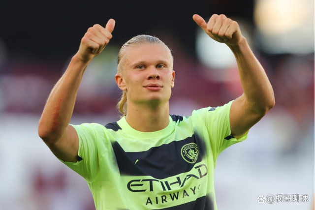 那不勒斯主席德佬拜访利雅得胜利训练基地，获赠一件C罗球衣（那不勒斯主席德劳伦蒂斯做客利雅得胜利训练基地，获赠C罗球衣）