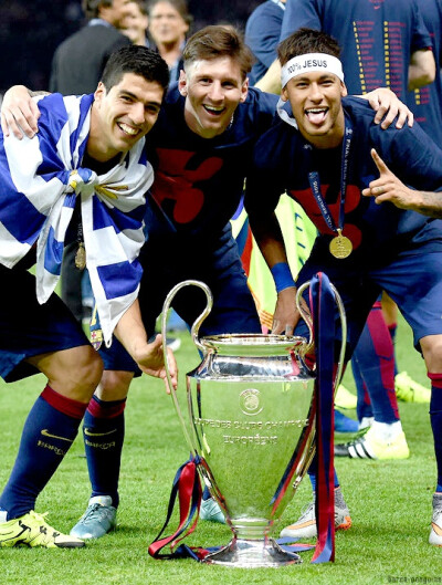 上海海港实现中超三连冠，为中国顶级联赛历史第三队（上海海港加冕中超三连冠，成中国顶级联赛史上第三支三连冠球队）