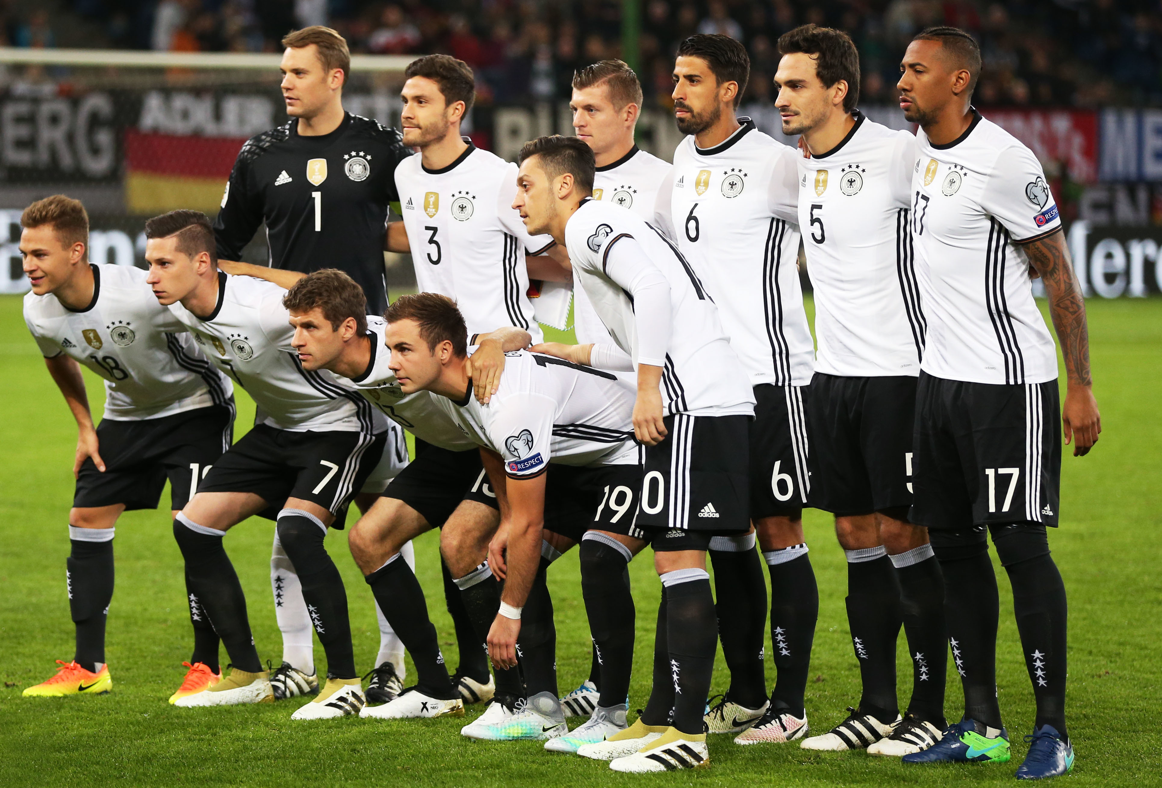 地上足球：偷溜诺坎普释放回归信号？解析梅西为何必重回巴萨（地上足球：夜探诺坎普是回归暗号？深析梅西重返巴萨的必然性）