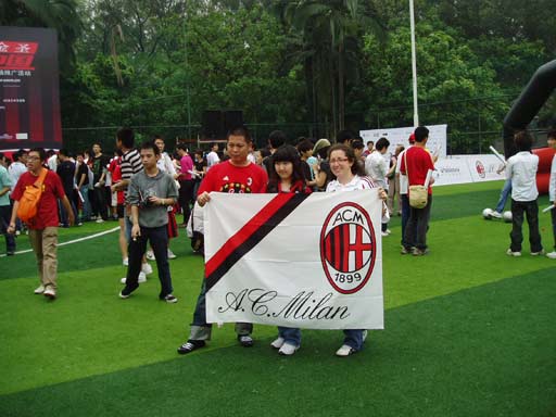 佩莱格里尼：塞维利亚落后时球迷往球场投掷杂物，这样不对（佩莱格里尼：塞维利亚落后时球迷向场内掷物，此举不可取）