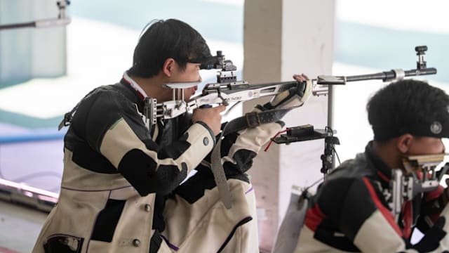 步行者大胜奇才！哈利伯顿对奇才替补席做哭泣的动作（步行者痛击奇才，哈利伯顿朝对手替补席比出哭泣动作）