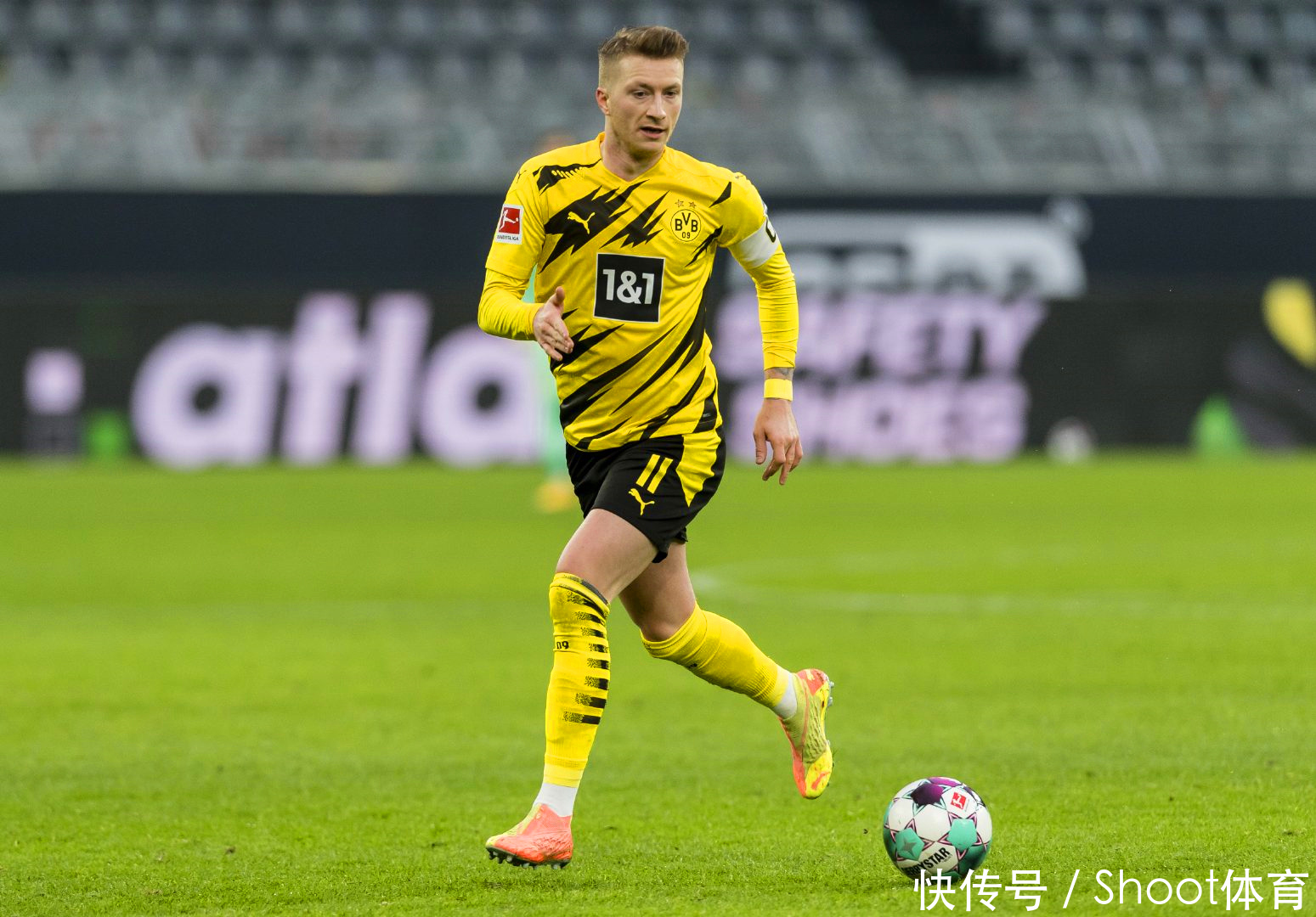 那不勒斯主席德佬拜访利雅得胜利训练基地，获赠一件C罗球衣（那不勒斯主席德劳伦蒂斯做客利雅得胜利训练基地，获赠C罗球衣）