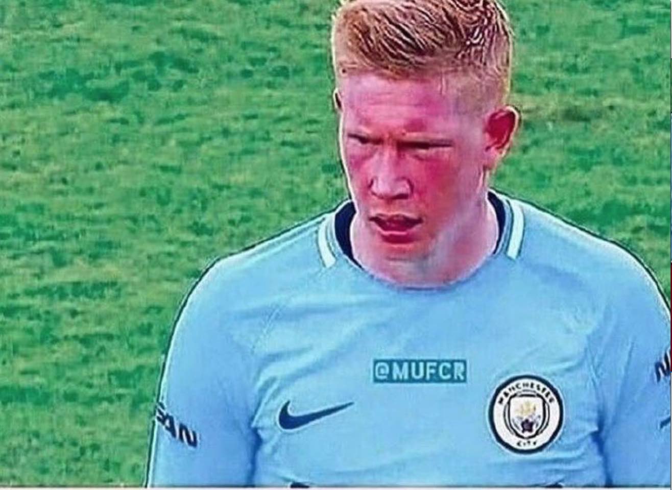 邮报：伯恩茅斯后卫塞内西与女足后卫鲍尔斯成英超新明星情侣（邮报称伯恩茅斯后卫塞内西与女足后卫鲍尔斯成为英超圈新晋明星情侣）