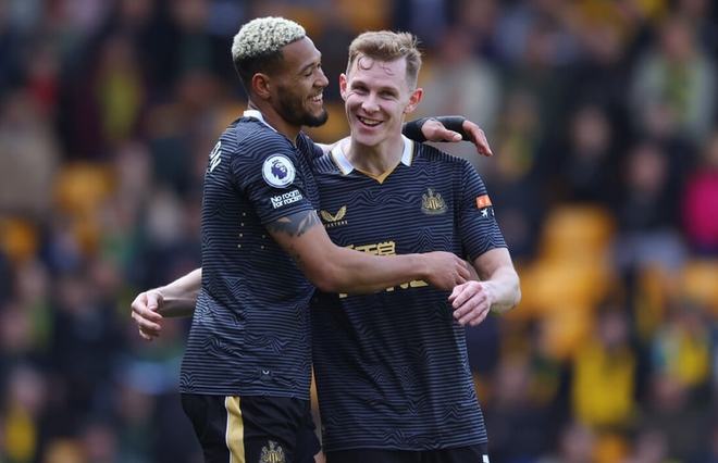 曼联英超15轮4-1胜狼队，近3轮不败，B费2射1传，助球队冲至第六，有望重返欧冠区。（英超第15轮，曼联4-1击退狼队，近三轮不败；B费2球1助助红魔升至第六，剑指欧冠区）