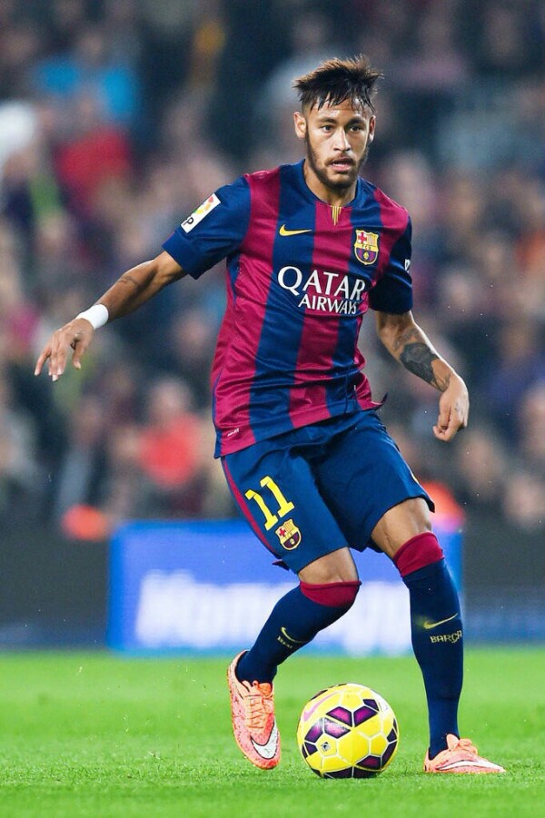 莱万过去15次首发出战法兰克福斩15球，曾两次上演帽子戏法（莱万近15次首发战法兰克福轰入15球，两次上演帽子戏法）