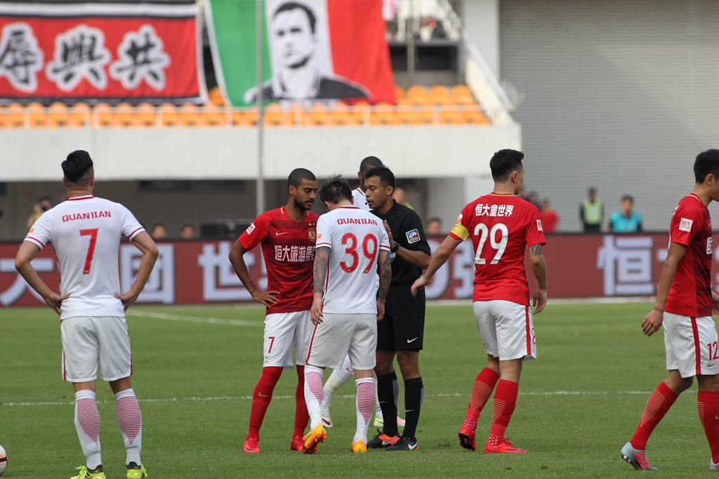 阿劳霍遭遇心理问题，乌拉圭队表支持：我们与你同在（阿劳霍面临心理困扰，乌拉圭队力挺：始终与你同在）