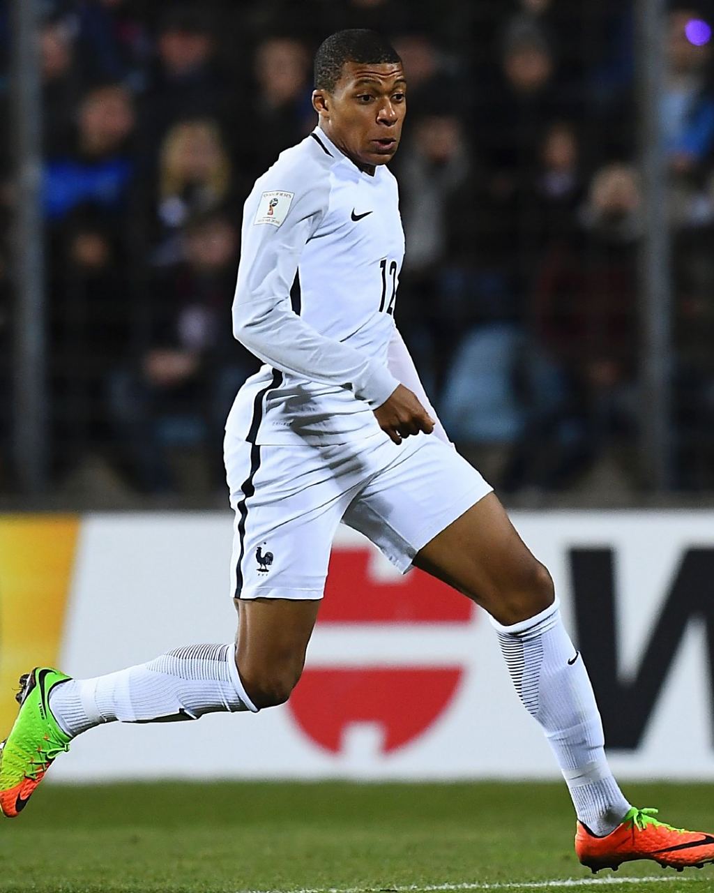 防守端完全是另一种强度（防守强度截然不同）